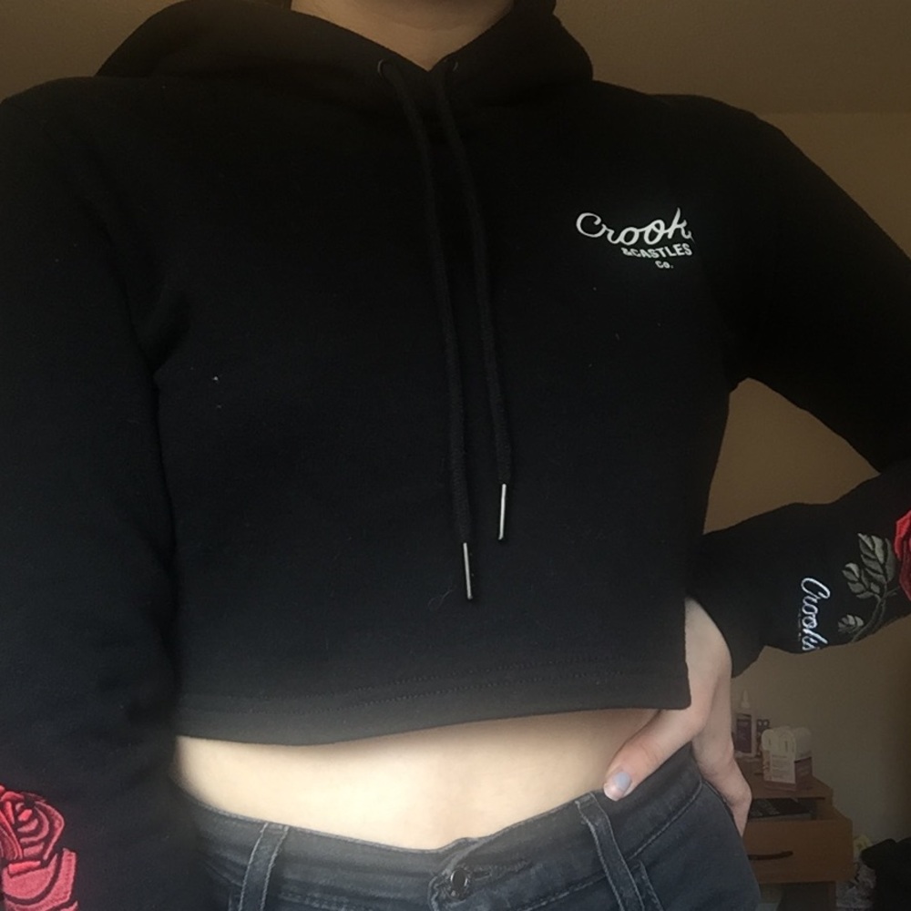 Crooks and castles cropped sweater🦋